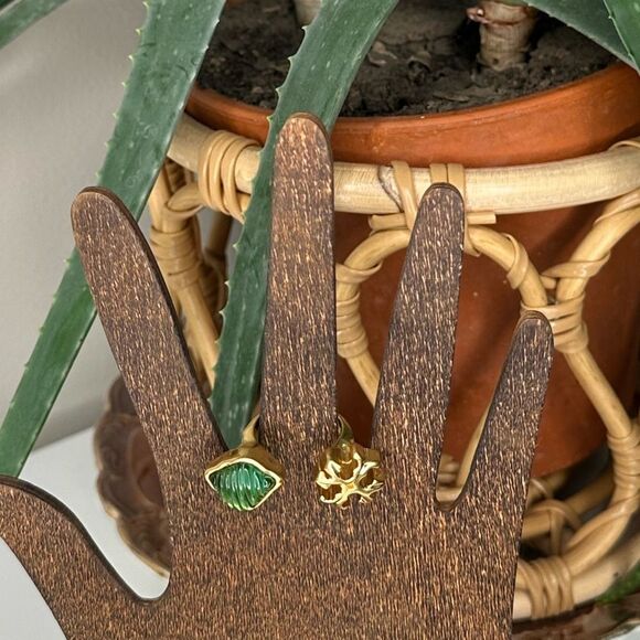 Tory Burch NWT Sculptural Bypass Statement Ring | Leaf & Logo Flower | Size 7.25 - Picture 7 of 11